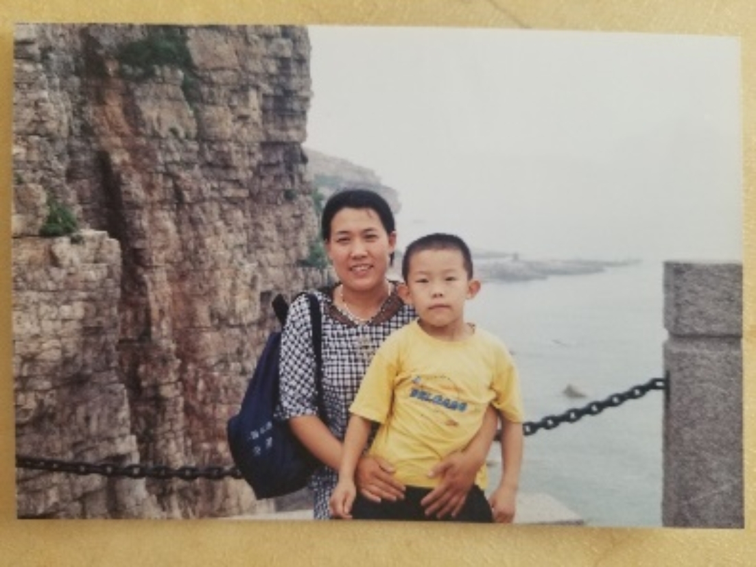 图片包含 建筑, 游戏机, 长凳, 男人

描述已自动生成