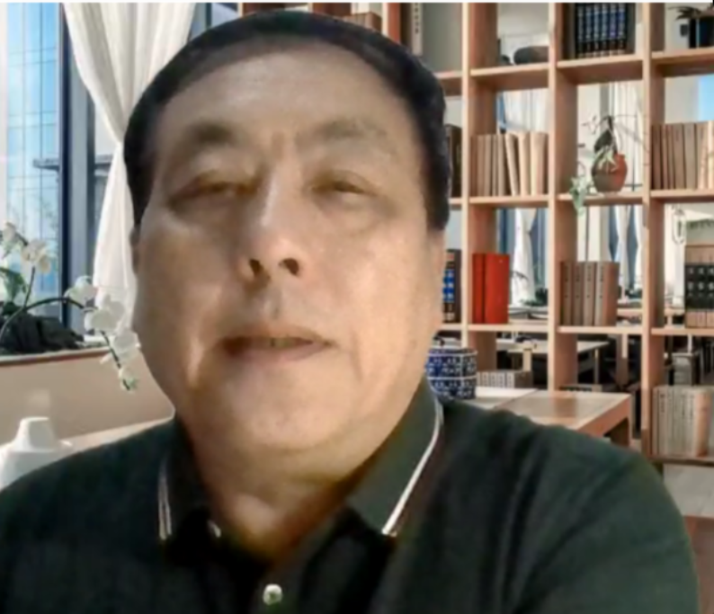 男人微笑的看着前面

描述已自动生成