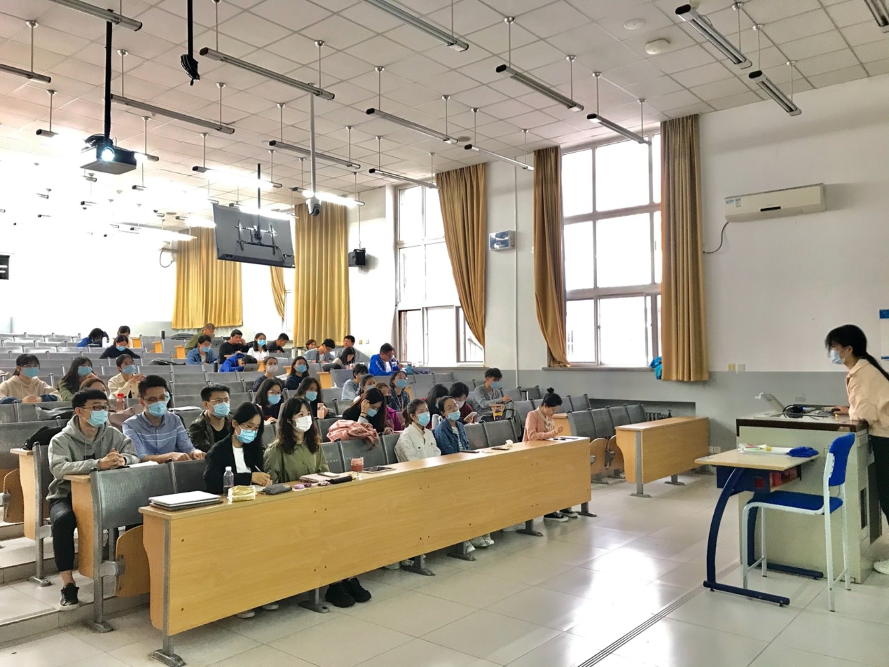 会议室里的人们

描述已自动生成