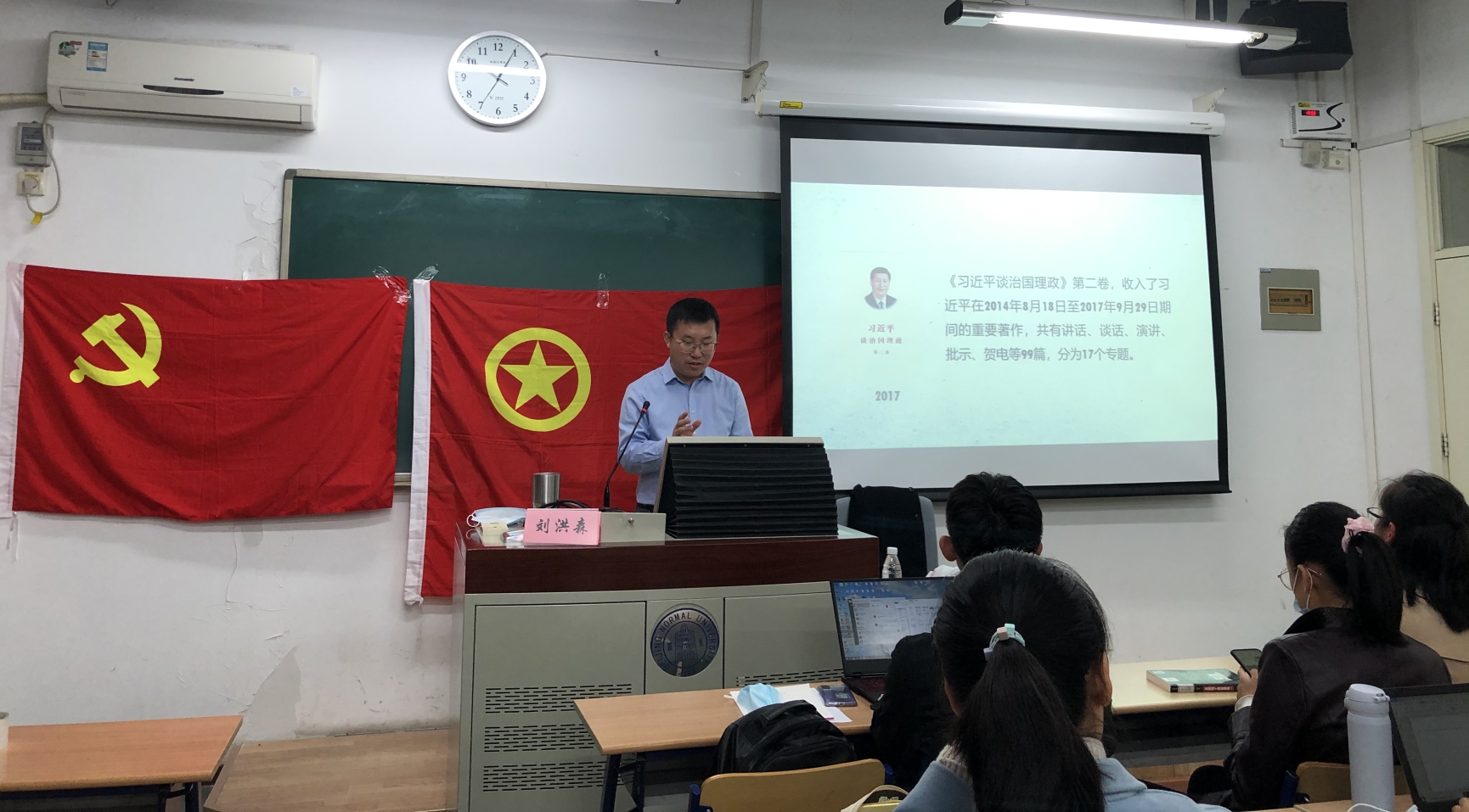 一群人在房间里

描述已自动生成