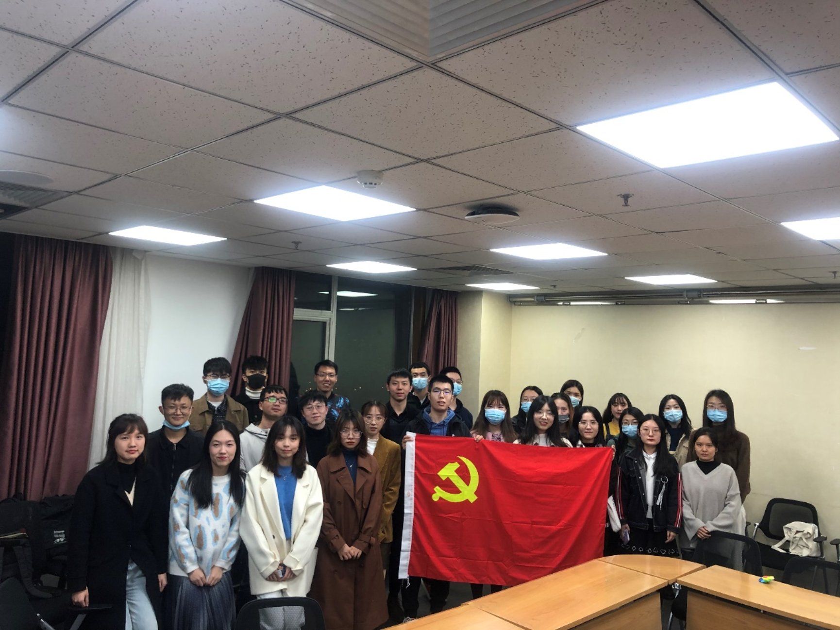 会议室里的人们

描述已自动生成