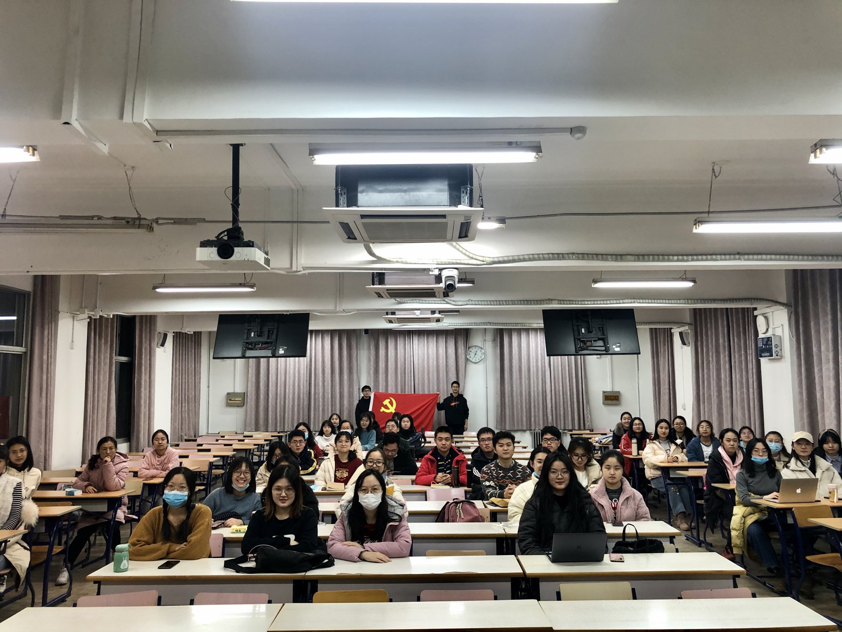 会议室里的人们

描述已自动生成