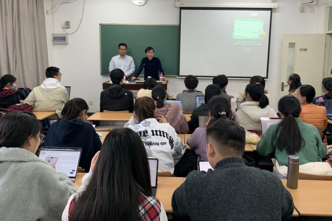 会议室里的人们

描述已自动生成