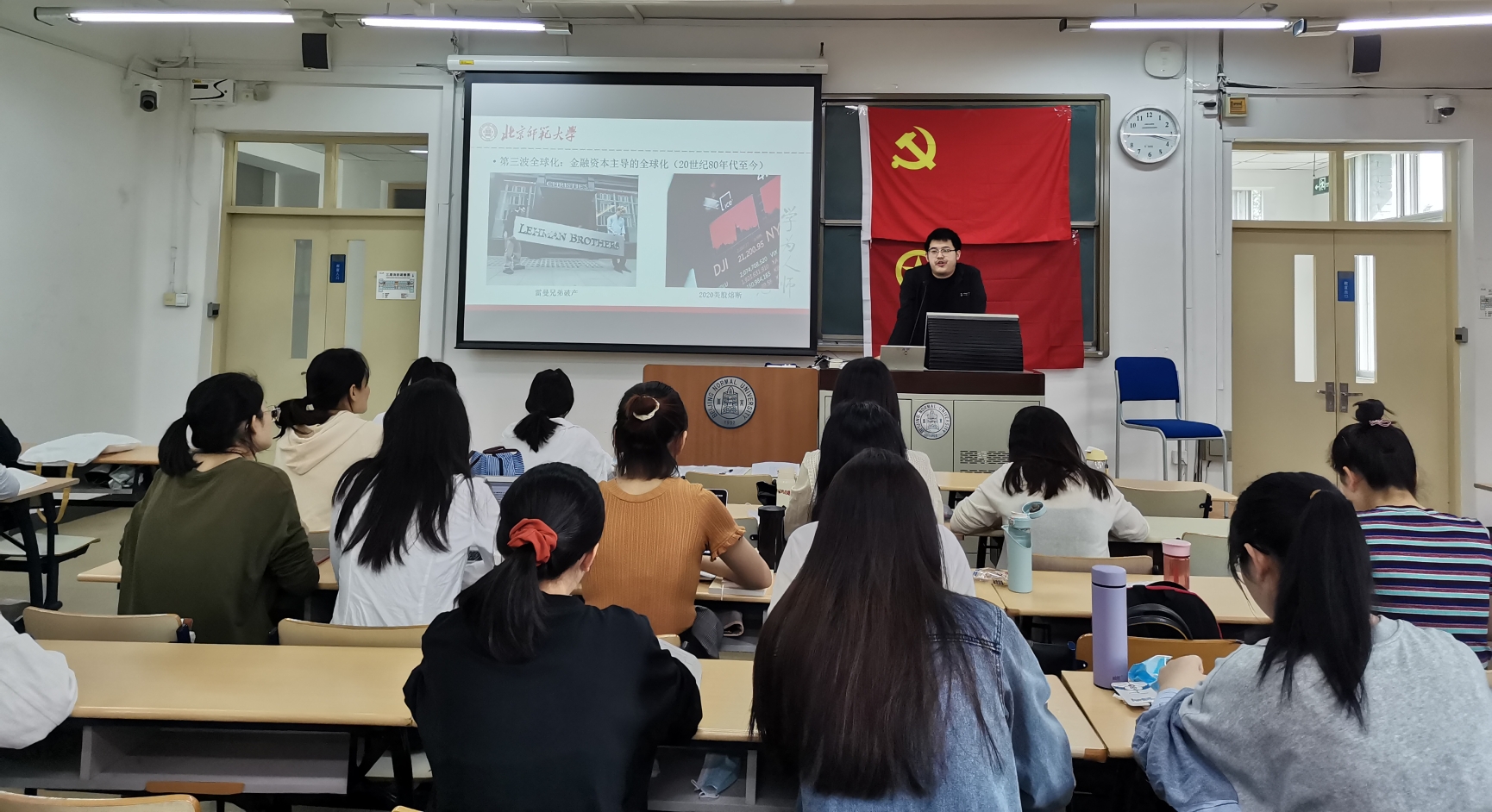 人们在看台上的人在房间里

中度可信度描述已自动生成