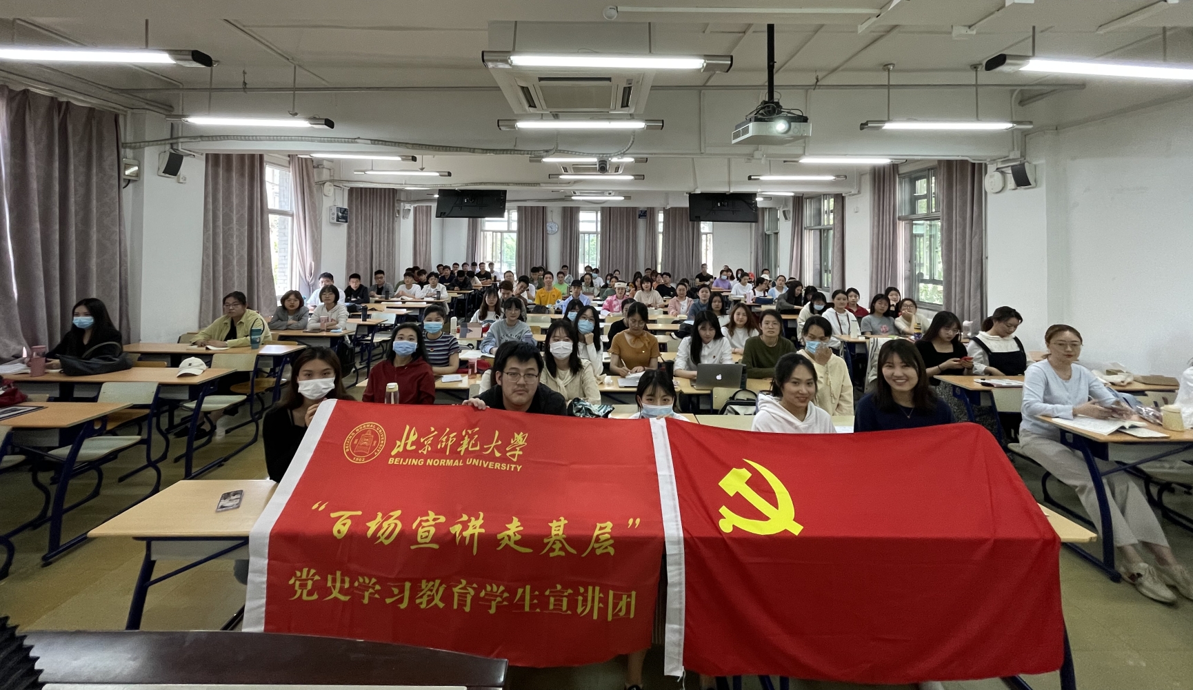 会议室里的人们

中度可信度描述已自动生成