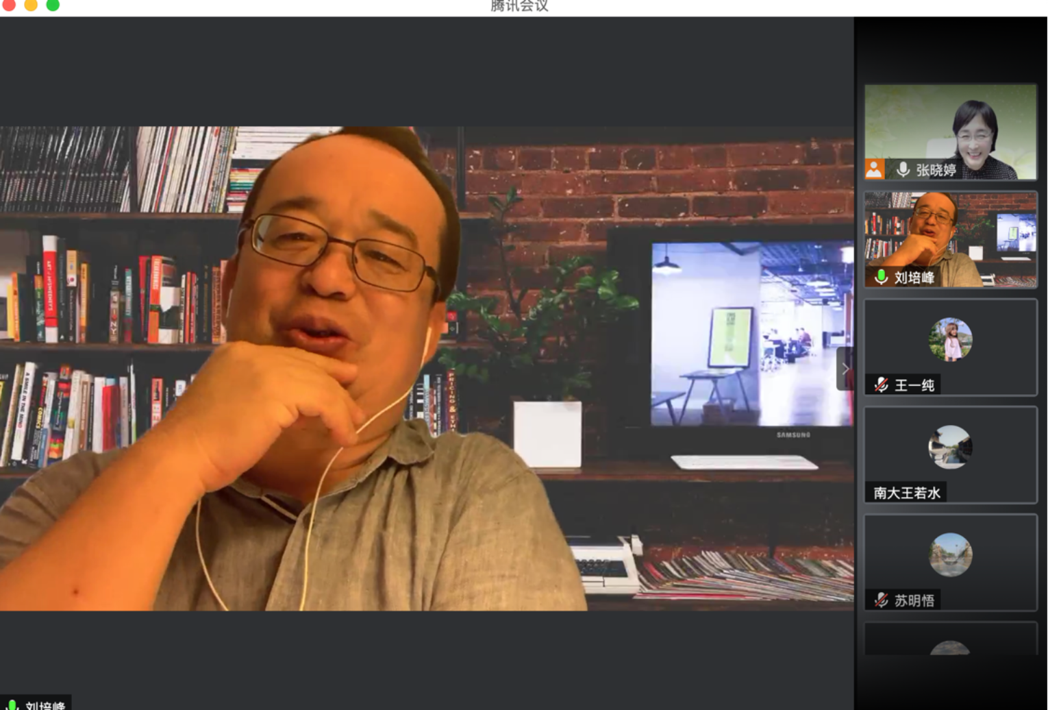 人在电视前

描述已自动生成