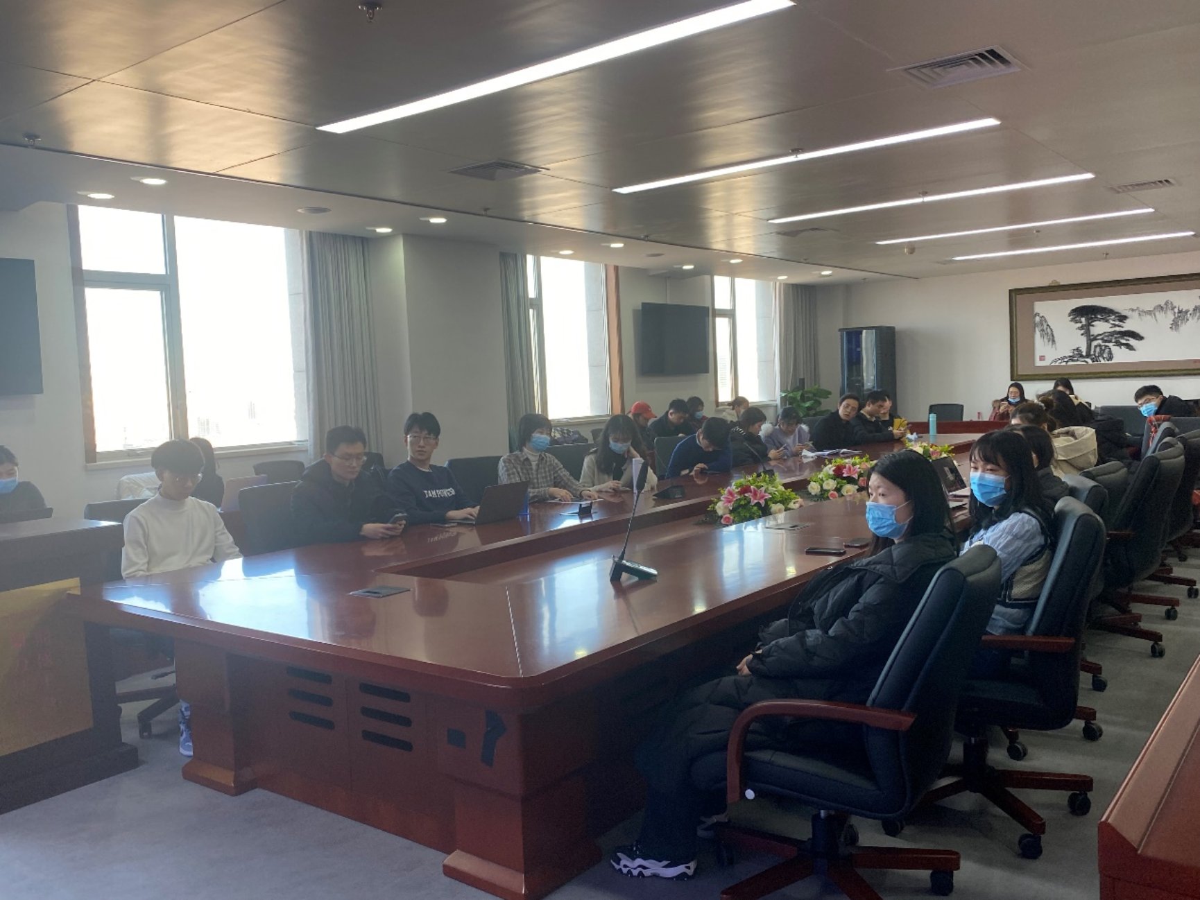 房间里有桌子和椅子

中度可信度描述已自动生成