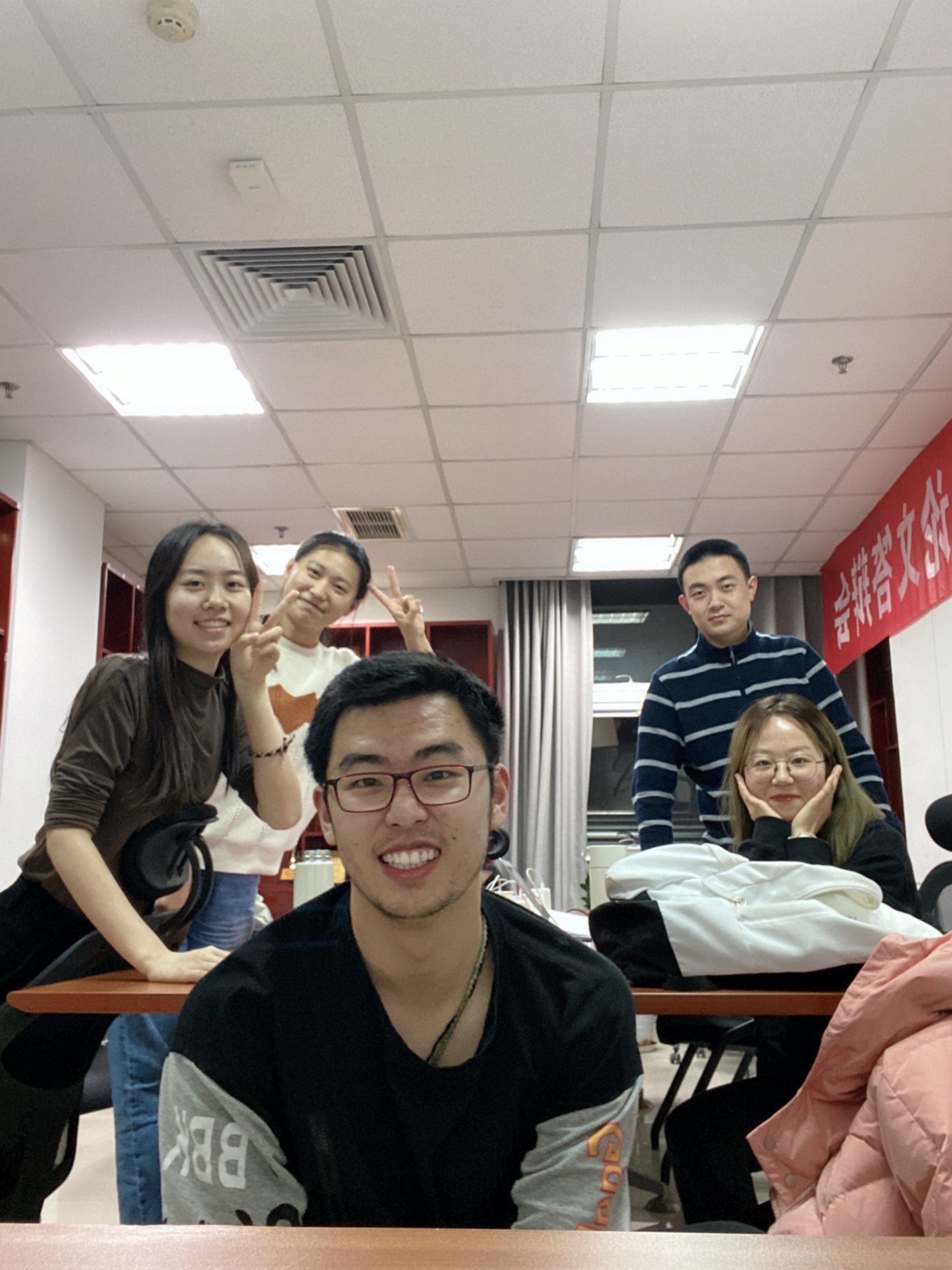 一群人在餐厅里坐着人

中度可信度描述已自动生成