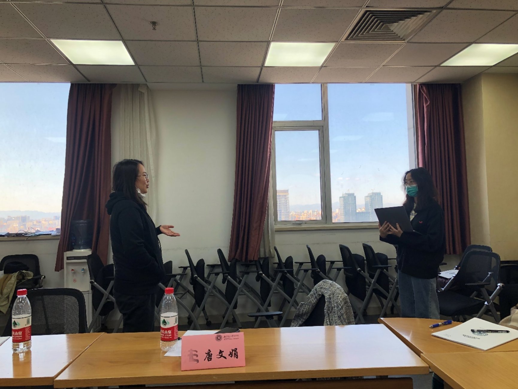 房间里的桌子前

低可信度描述已自动生成