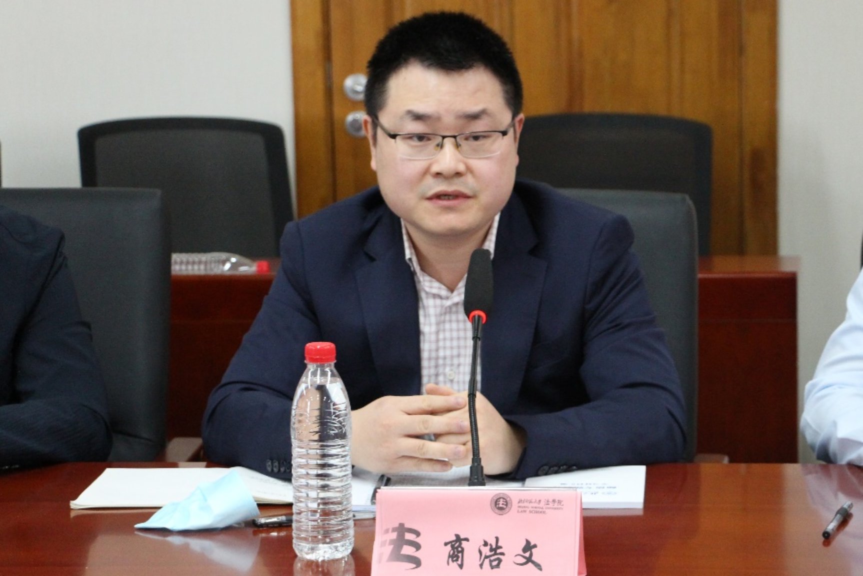 男人和女人在桌子前

中度可信度描述已自动生成